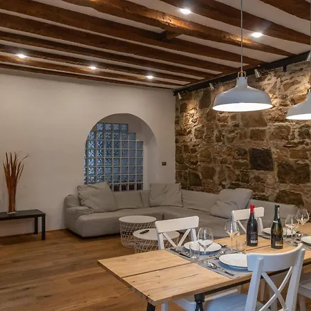 Hadithi Trieste, Tra Le Rive E Piazza Unita *