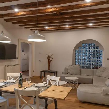 Hadithi Trieste, Tra Le Rive E Piazza Unita Triëst