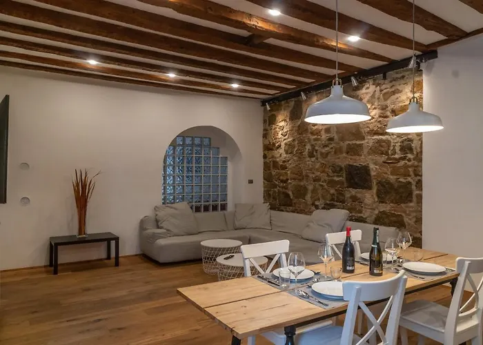 Hadithi Trieste, Tra Le Rive E Piazza Unita *