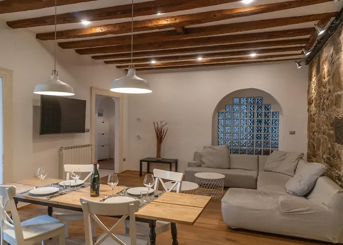 Hadithi Trieste, Tra Le Rive E Piazza Unita Triest